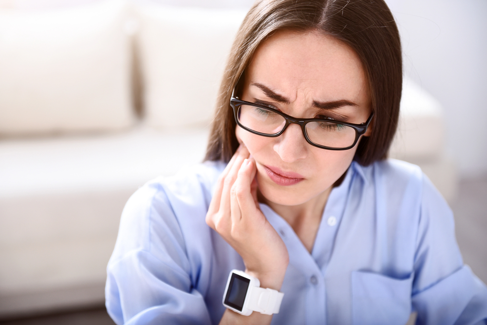 women with jaw pain needing emergency dentist